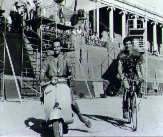 Charlton Heston e Stephen Boyd durante una pausa della lavorazione