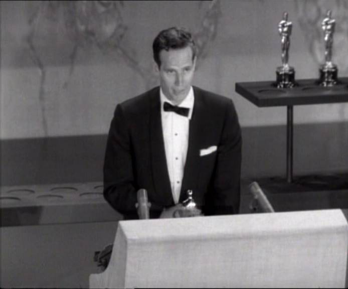 Charlton Heston riceve dall'Academy Awards l'ambito premio Oscar come miglior attore dell'anno